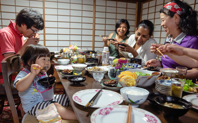 Japan Hagi Community Homestay Eating Dinner Family CEO Female Travellers 640