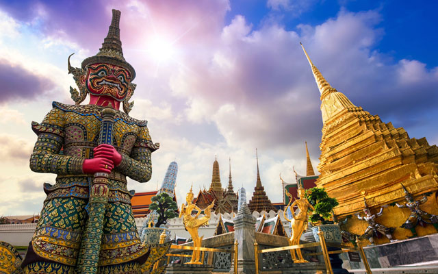 Wat Phra Kaew temple in Bangkok 640