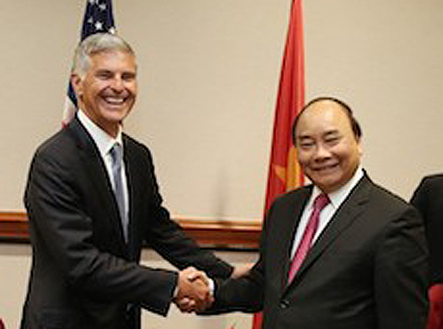 Hilton_CEO_&_President_Christopher_J_Nassetta_and_His_Excellency_Nguyễn_image