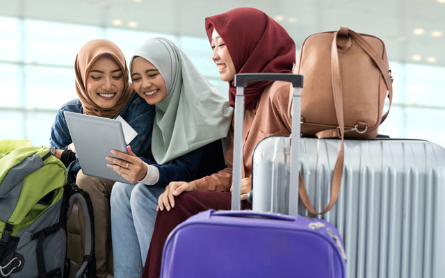 Muslim travellers at airport 640