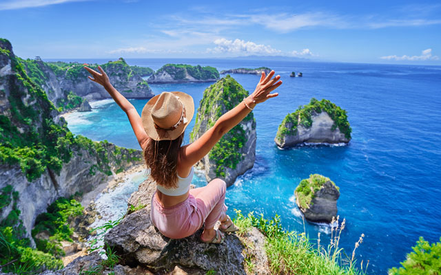 lady on cliff overlooking Nusa Dua 640